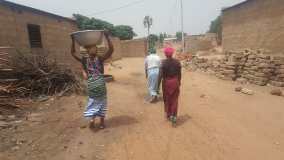 La journée mondiale de l'eau célébrée à Borodougou/Commune de Bobo-Dioulasso: Corvée eau des femmes .