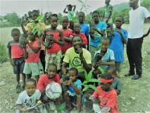 Jouer au foot pour sensibiliser les enfants à planter des arbres