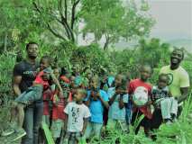 Jouer au foot pour sensibiliser les enfants à planter des arbres