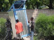 Gonaïves: un 1e bénéficiaire des toilettes écologique