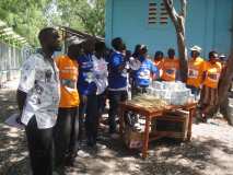 Une équipe de la Minustah et Terre des Jeunes Gonaïves a inauguré le projet des latrines écologique