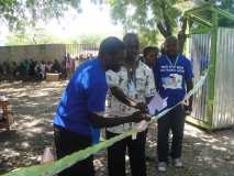 Une équipe de la Minustah et Terre des Jeunes Gonaïves a inauguré le projet des latrines écologique