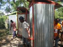 Une équipe de la Minustah et Terre des Jeunes Gonaïves a inauguré le projet des latrines écologique